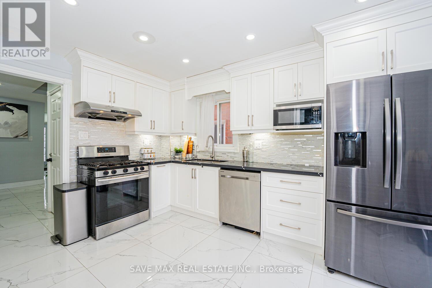3446 Bertrand Road, Mississauga, Ontario  L5L 4G4 - Photo 2 - W12173296