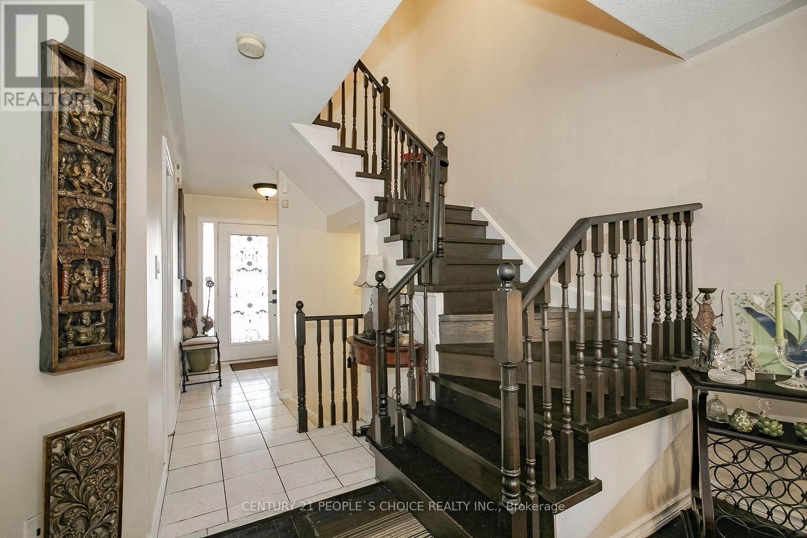 81 Ravenscliffe Court, Brampton (Northwood Park), Ontario  L6X 4N9 - Photo 9 - W12192496