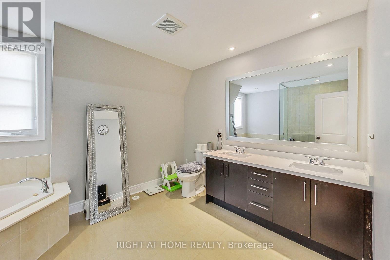 81 Cormier Heights, Toronto (Mimico), Ontario  M8Z 0B6 - Photo 26 - W12192500