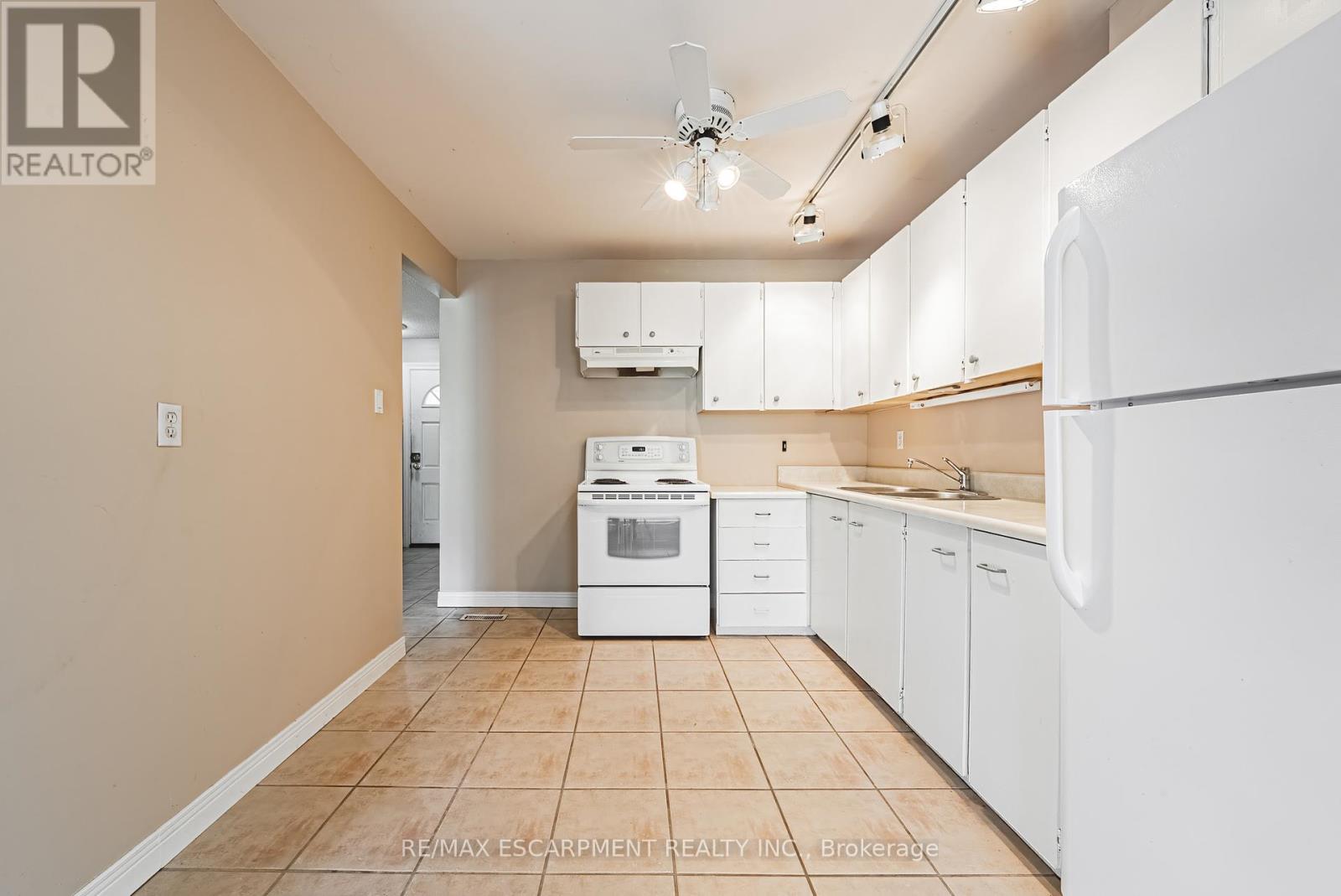 2 - 451 Woodview Road, Burlington, Ontario  L7N 2Z9 - Photo 10 - W12192639