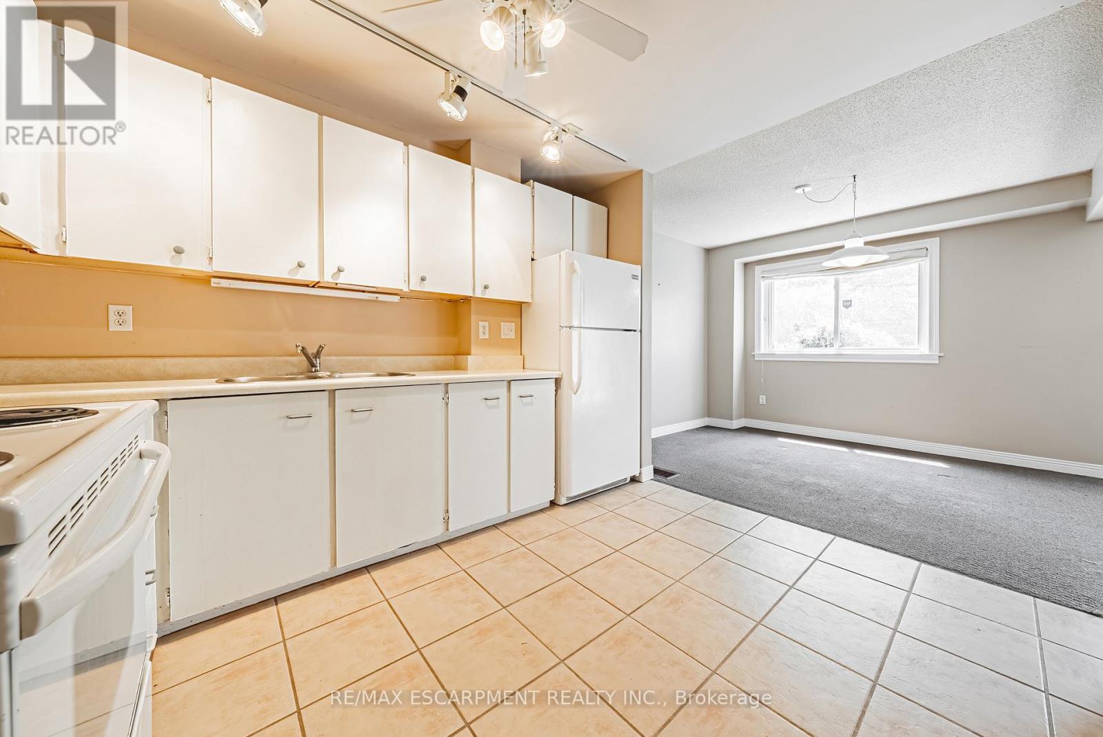 2 - 451 Woodview Road, Burlington, Ontario  L7N 2Z9 - Photo 13 - W12192639