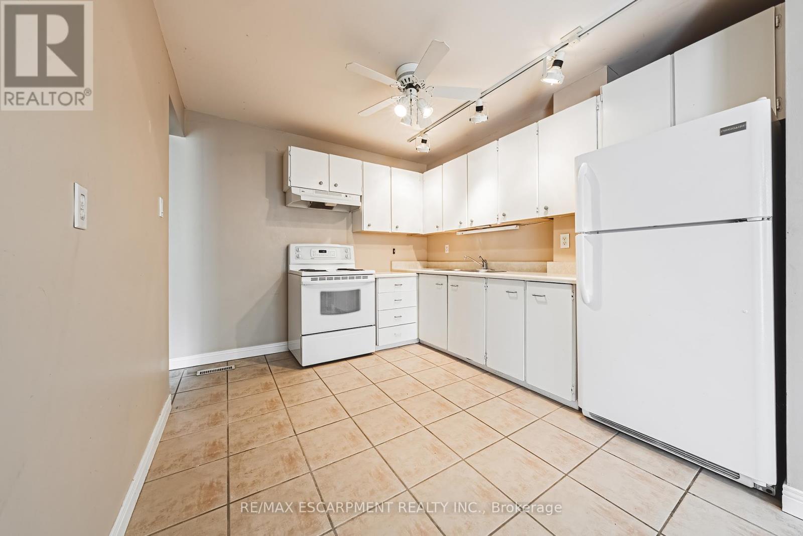 2 - 451 Woodview Road, Burlington, Ontario  L7N 2Z9 - Photo 11 - W12192639