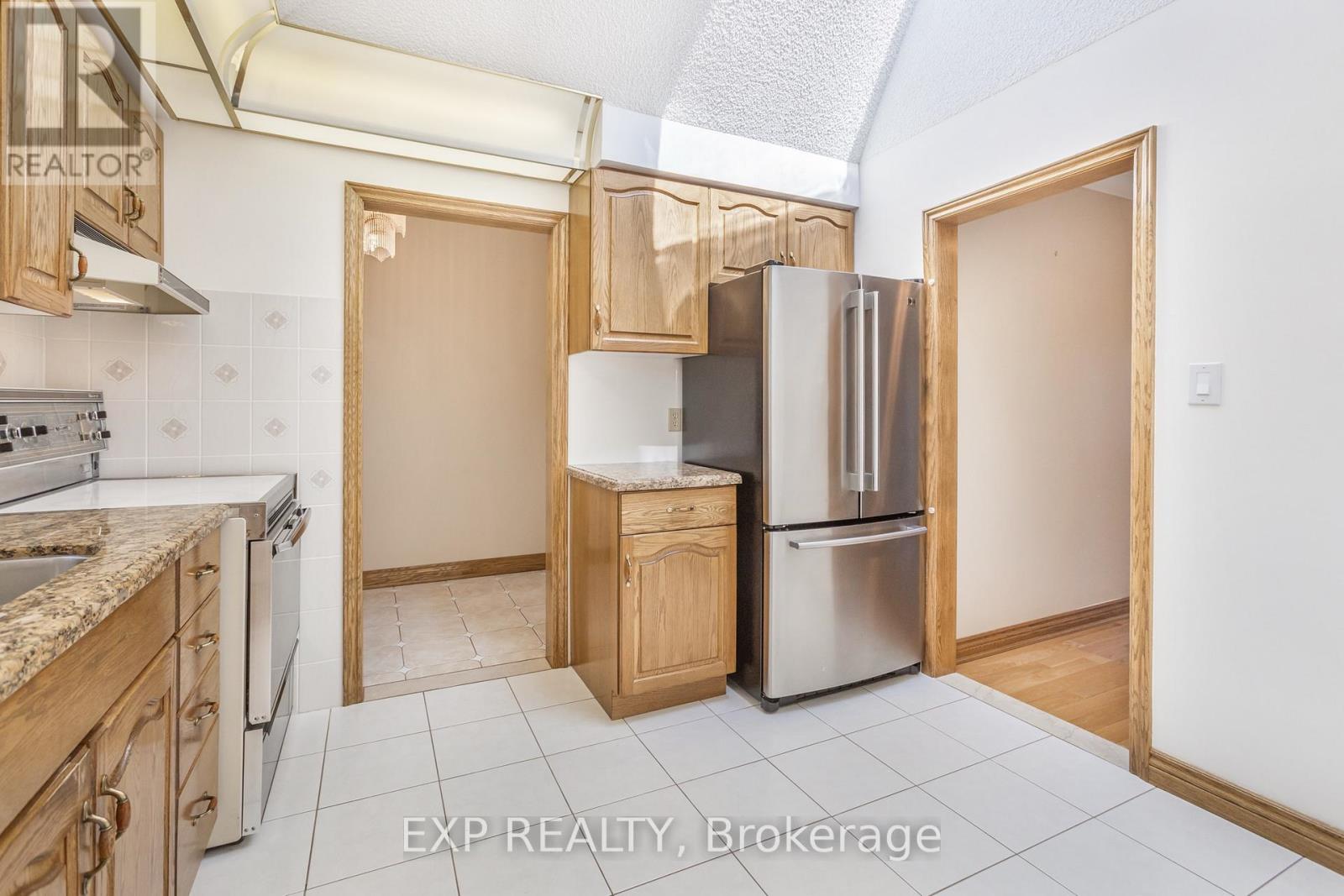 62 Swanhurst Boulevard, Mississauga, Ontario  L5N 1B7 - Photo 8 - W12192597