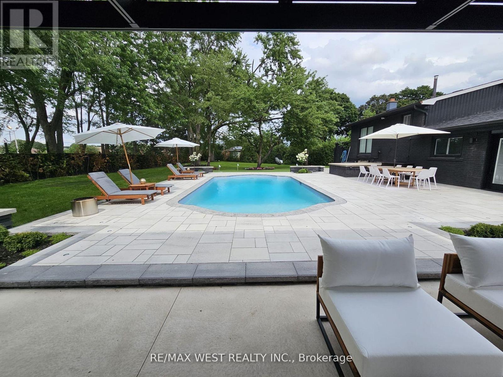 9 Delrosa Court, Toronto, Ontario  M9V 3B4 - Photo 11 - W12192655
