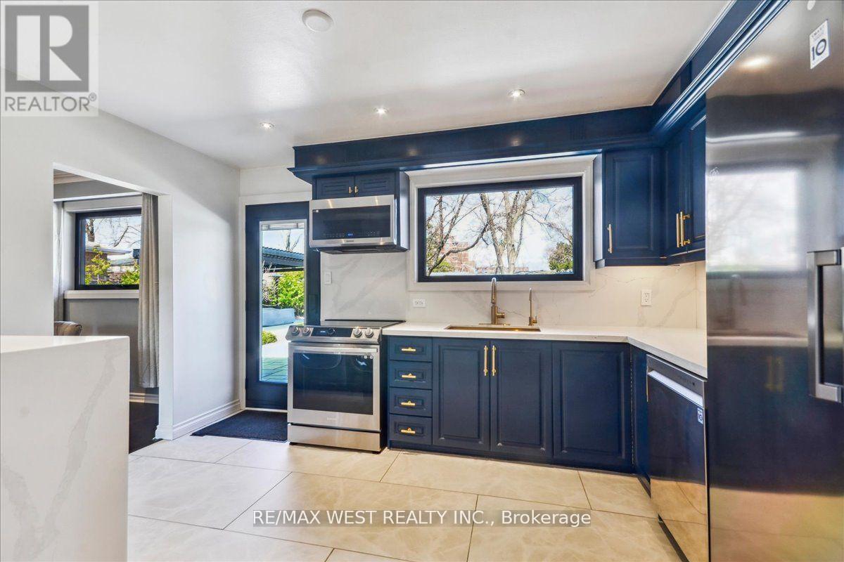 9 Delrosa Court, Toronto, Ontario  M9V 3B4 - Photo 5 - W12192655