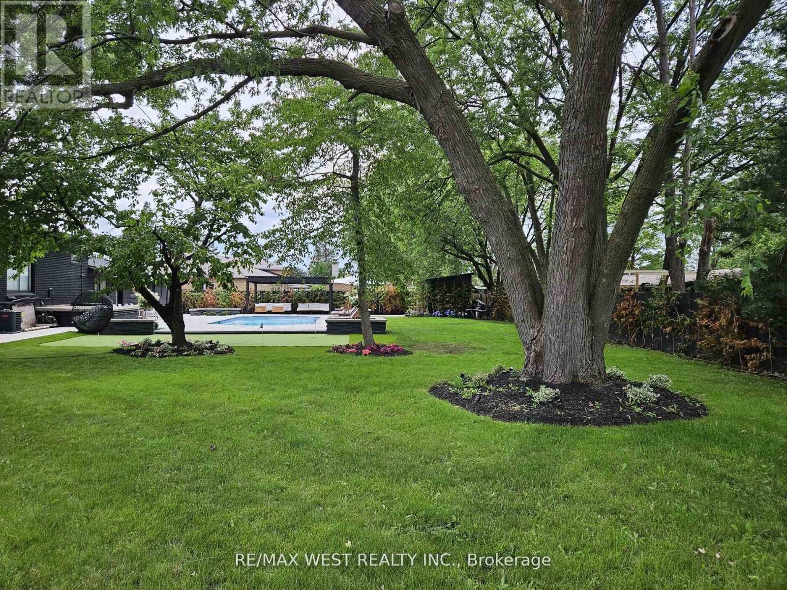 9 Delrosa Court, Toronto, Ontario  M9V 3B4 - Photo 14 - W12192655