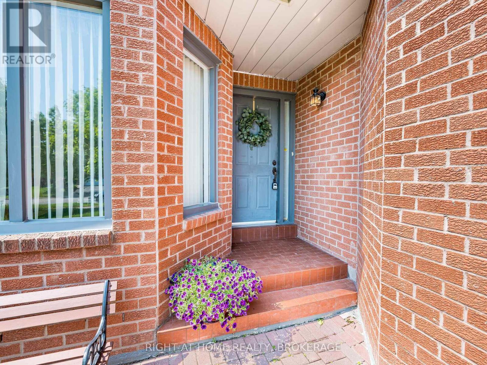 56 Cannon Crescent, Brampton, Ontario  L6Y 4L7 - Photo 4 - W12192678