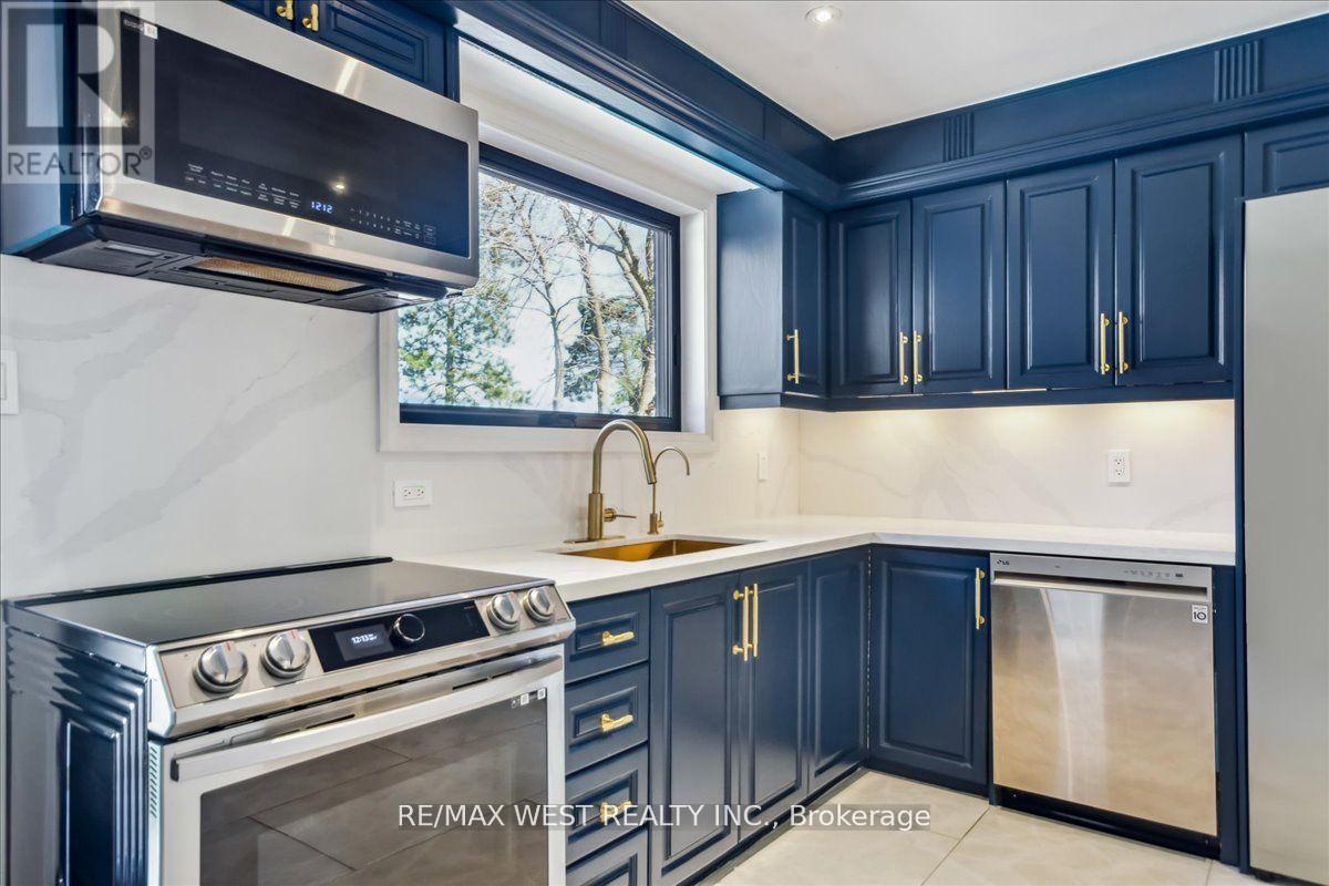 9 Delrosa Court, Toronto, Ontario  M9V 3B4 - Photo 6 - W12192655