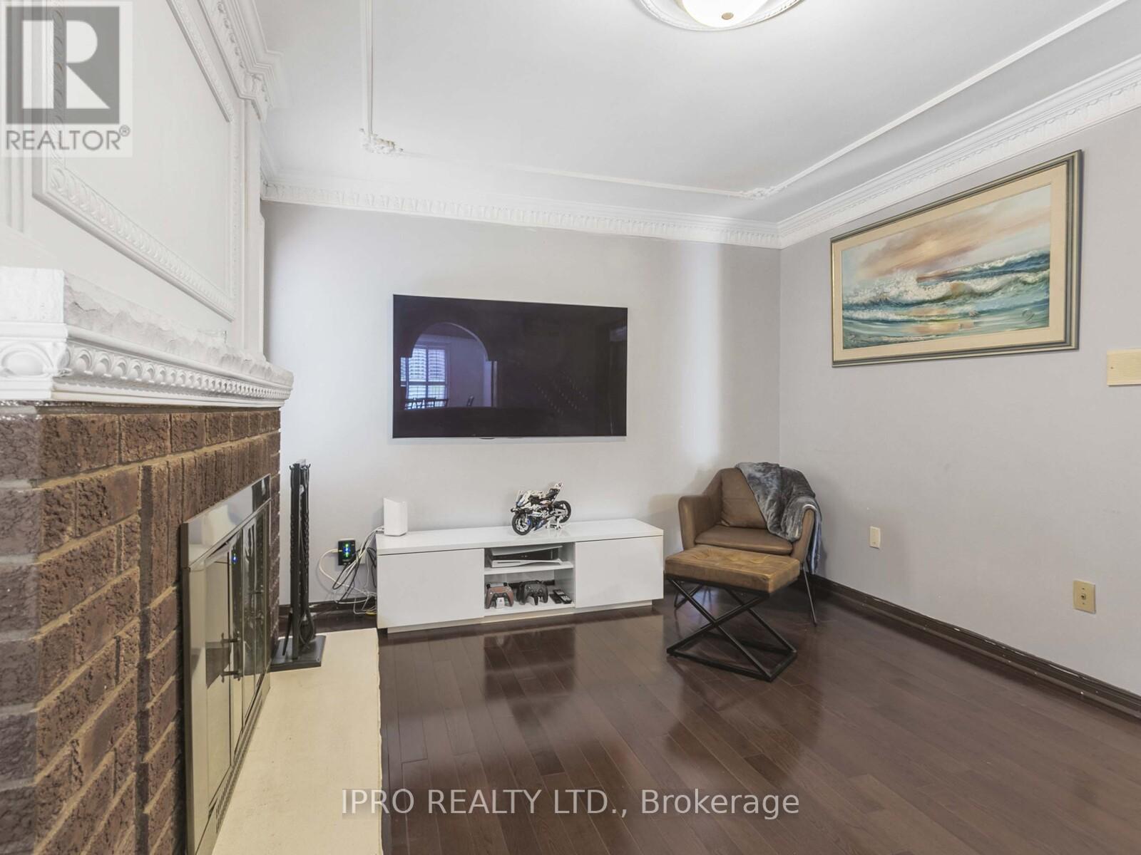 23 Pennsylvania Avenue, Brampton, Ontario  L6Y 4N8 - Photo 8 - W12192715
