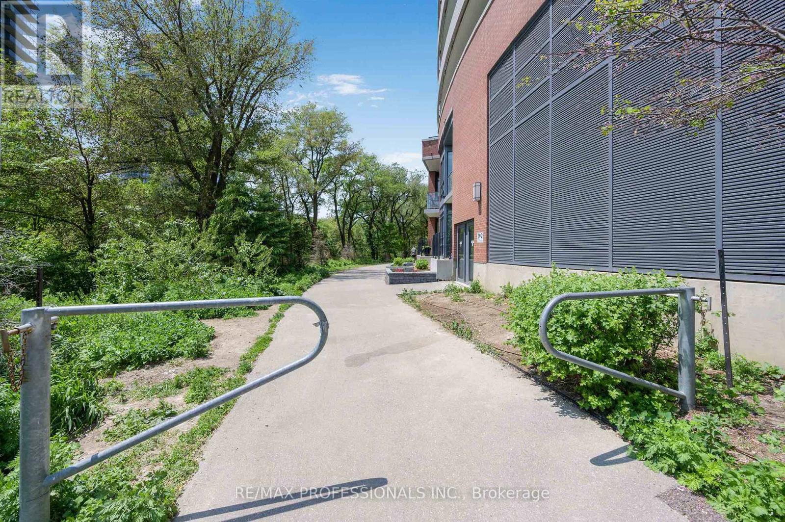 Property at TH04 - 2212 LAKE SHORE BOULEVARD W image 5