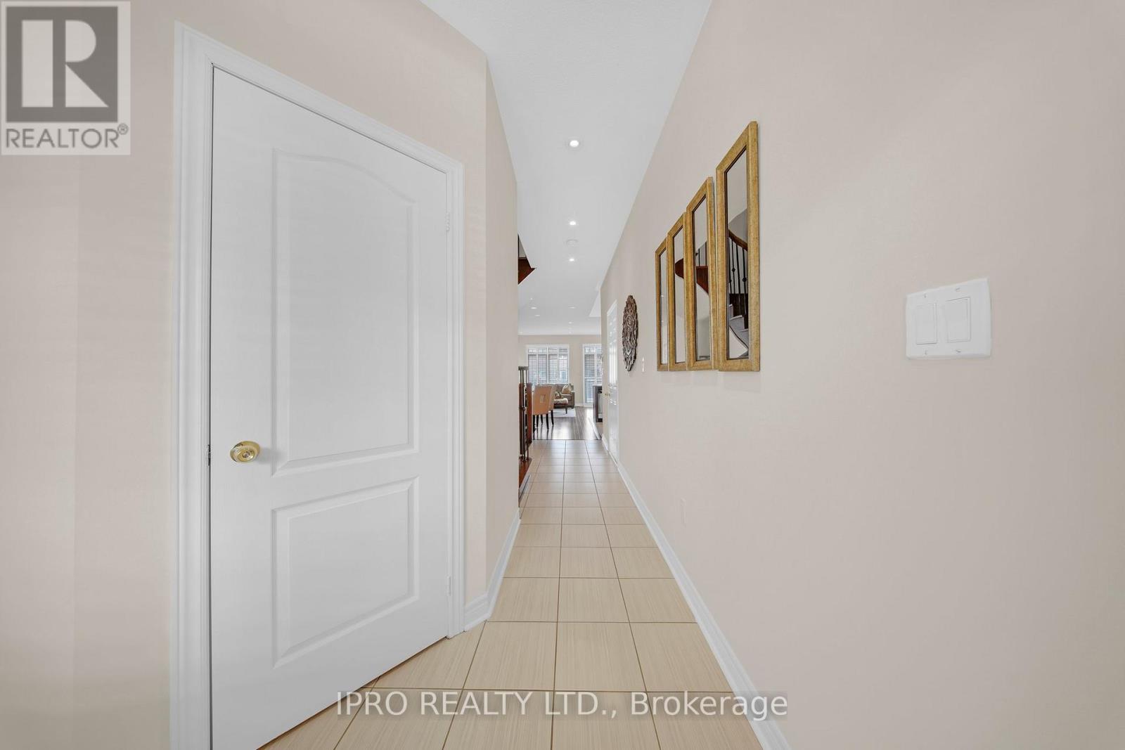 51 Lorenzo Circle, Brampton, Ontario  L6R 3N4 - Photo 4 - W12192743