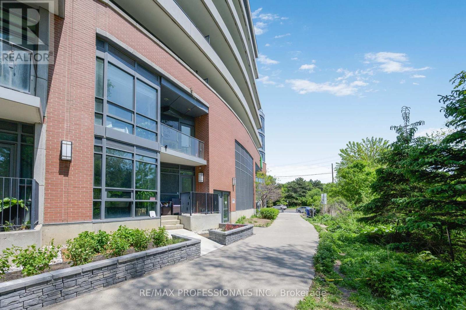 Property at TH04 - 2212 LAKE SHORE BOULEVARD W image 3