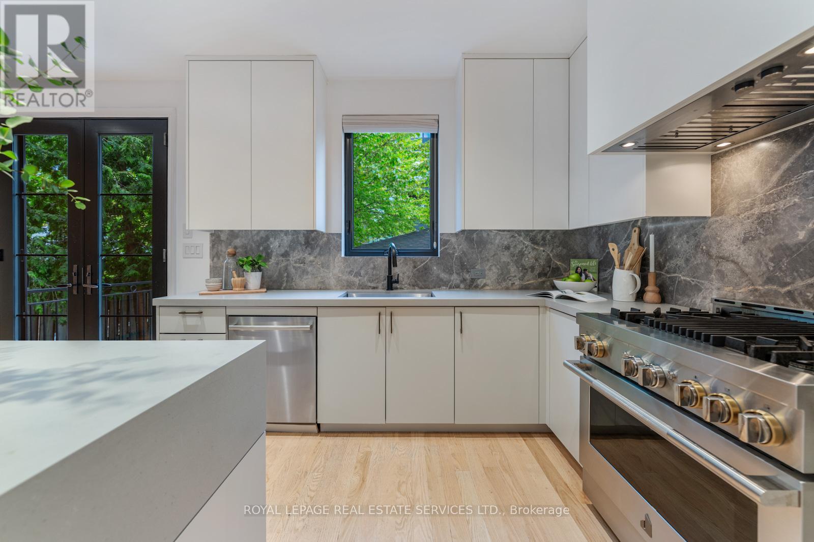 14 Lukow Terrace, Toronto, Ontario  M6R 3B8 - Photo 15 - W12192760