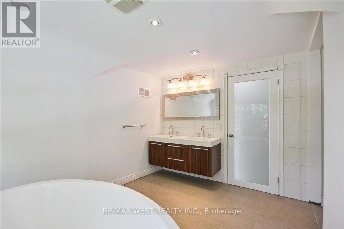 468 Lynd Avenue, Mississauga, Ontario  L5G 2L6 - Photo 13 - W12192833