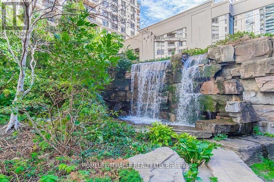 1401 - 3880 Duke Of York Boulevard, Mississauga, Ontario  L5B 4M7 - Photo 2 - W12193025