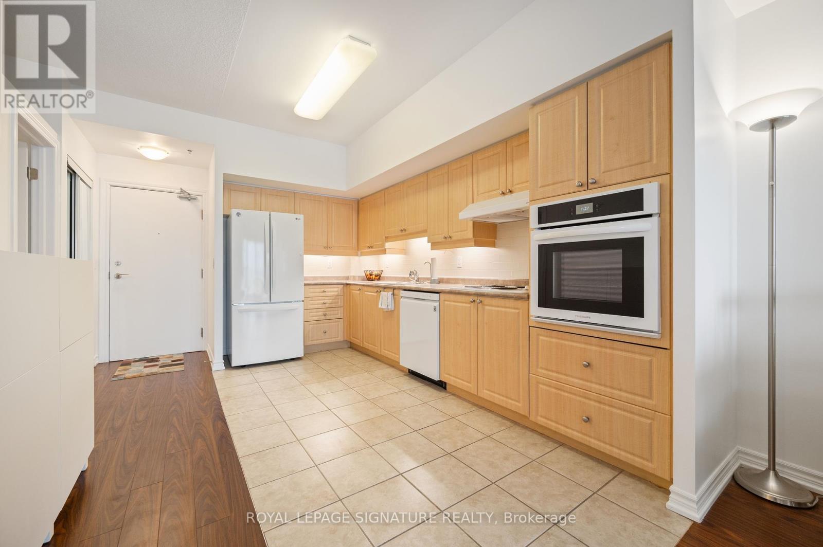 1003 - 810 Scollard Court, Mississauga, Ontario  L5V 0A7 - Photo 13 - W12193038