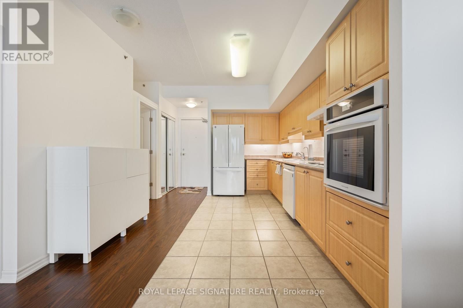 1003 - 810 Scollard Court, Mississauga, Ontario  L5V 0A7 - Photo 14 - W12193038