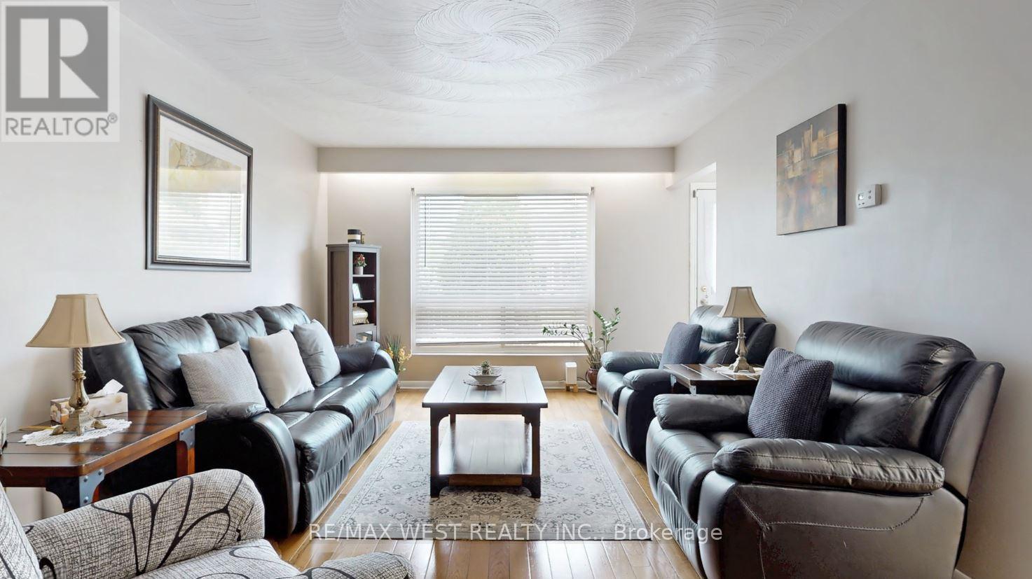 12 Franson Crescent, Toronto, Ontario  M9M 1T7 - Photo 6 - W12193083