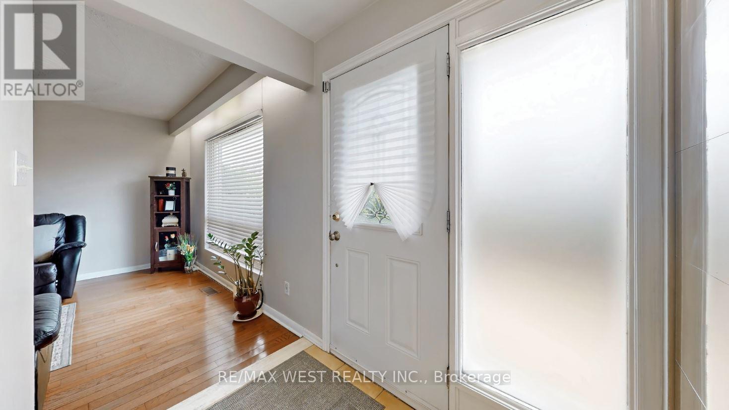 12 Franson Crescent, Toronto, Ontario  M9M 1T7 - Photo 4 - W12193083