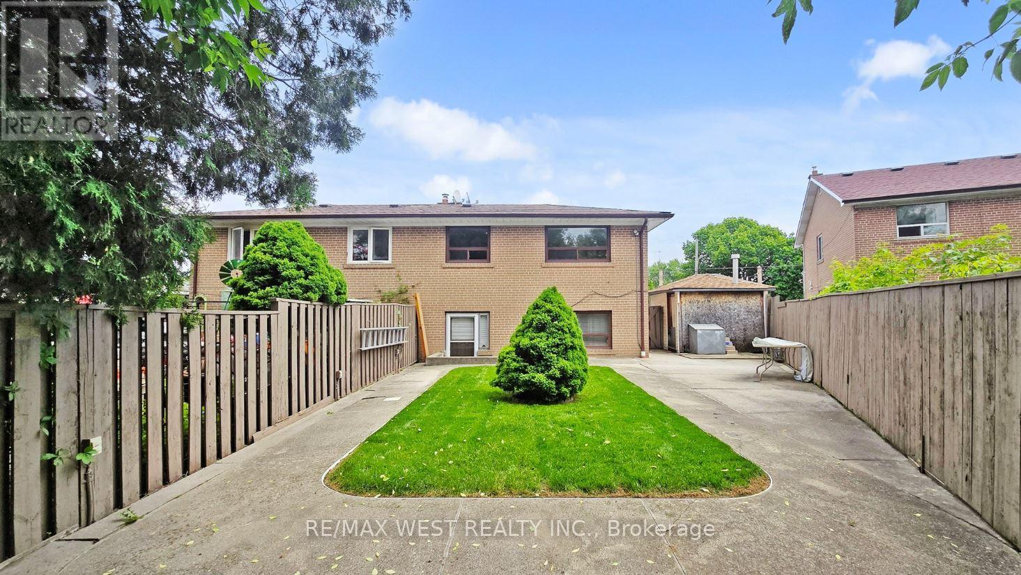 12 Franson Crescent, Toronto, Ontario  M9M 1T7 - Photo 40 - W12193083