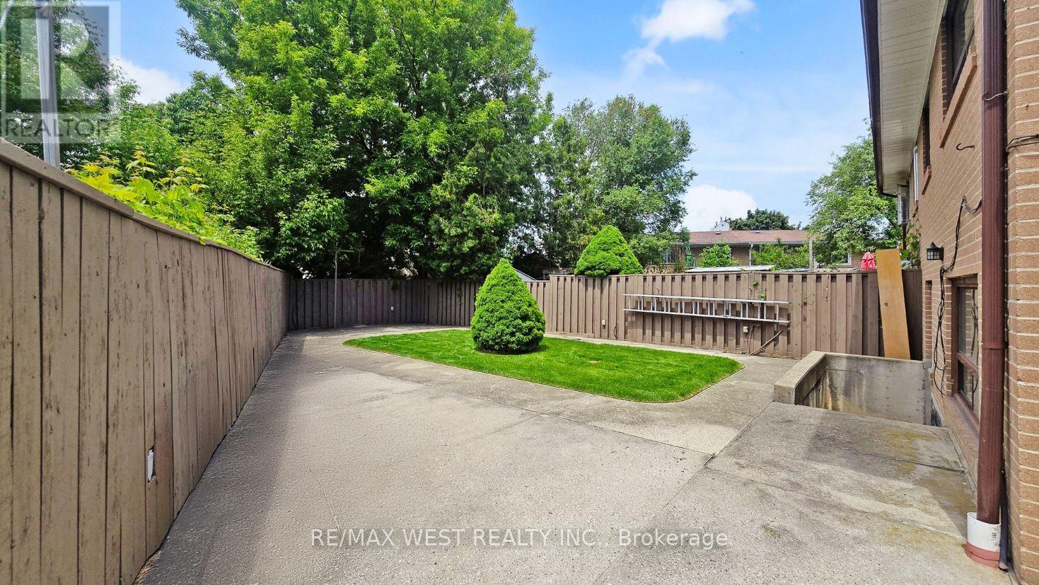 12 Franson Crescent, Toronto, Ontario  M9M 1T7 - Photo 43 - W12193083