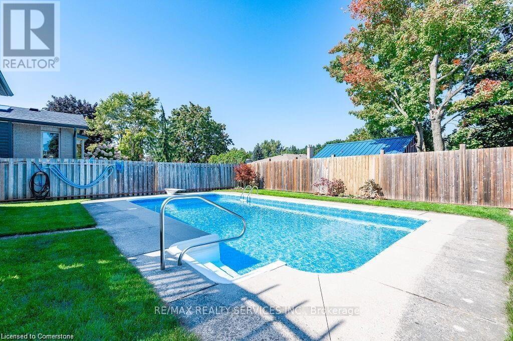 Property at 364 ROSELAWN PLACE SE image 2