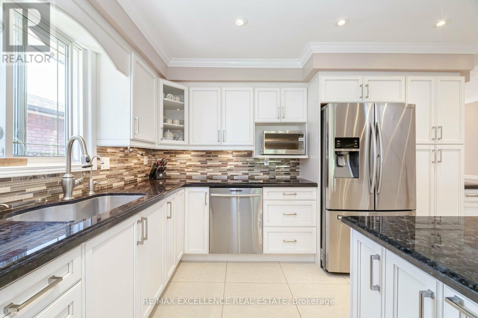 60 Indian Crescent, Hamilton, Ontario  L8V 4X5 - Photo 12 - X12175361