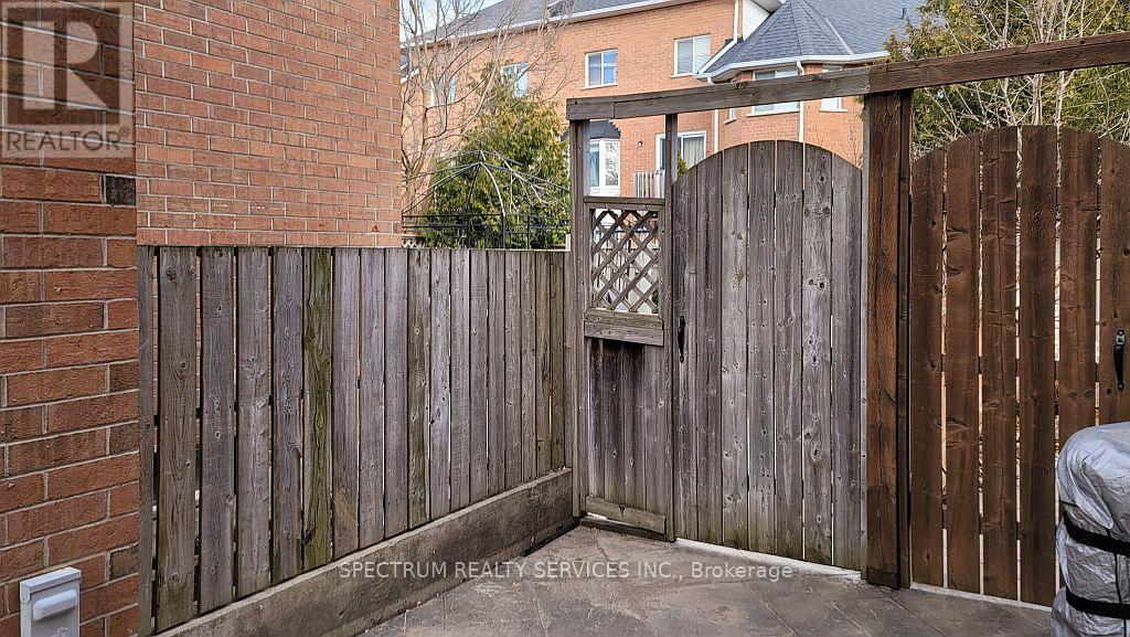 12 Thornbush Court, Richmond Hill, Ontario  L4S 1Z9 - Photo 4 - N12193283