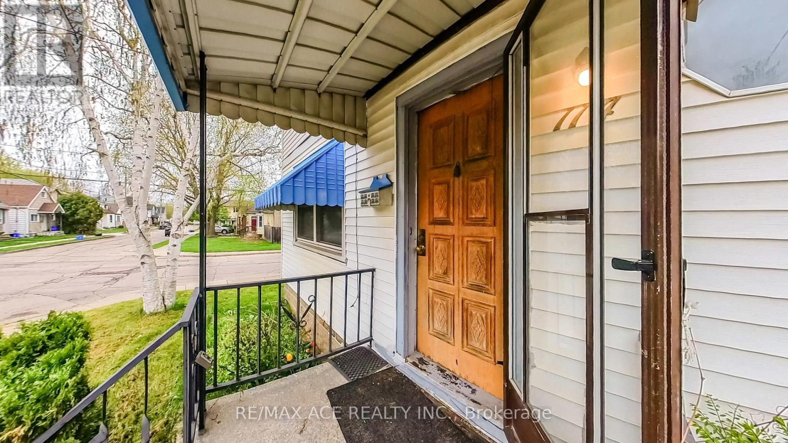 114 Royal Avenue, Hamilton (Ainslie Wood), Ontario  L8S 2C5 - Photo 3 - X12192764