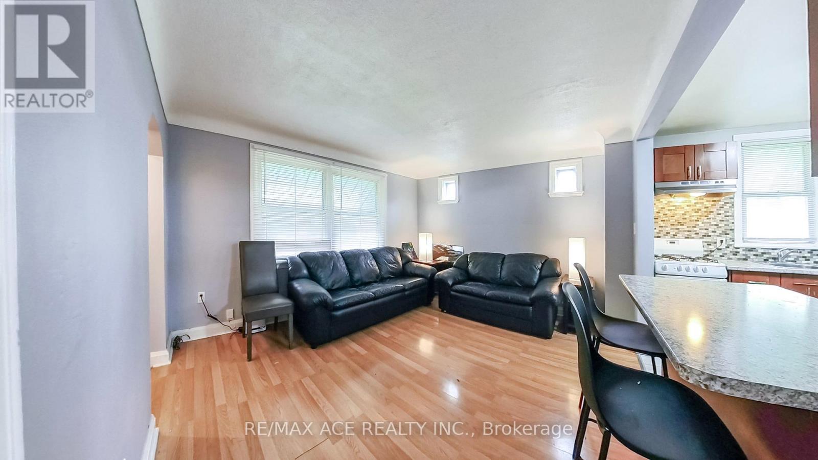 114 Royal Avenue, Hamilton (Ainslie Wood), Ontario  L8S 2C5 - Photo 6 - X12192764
