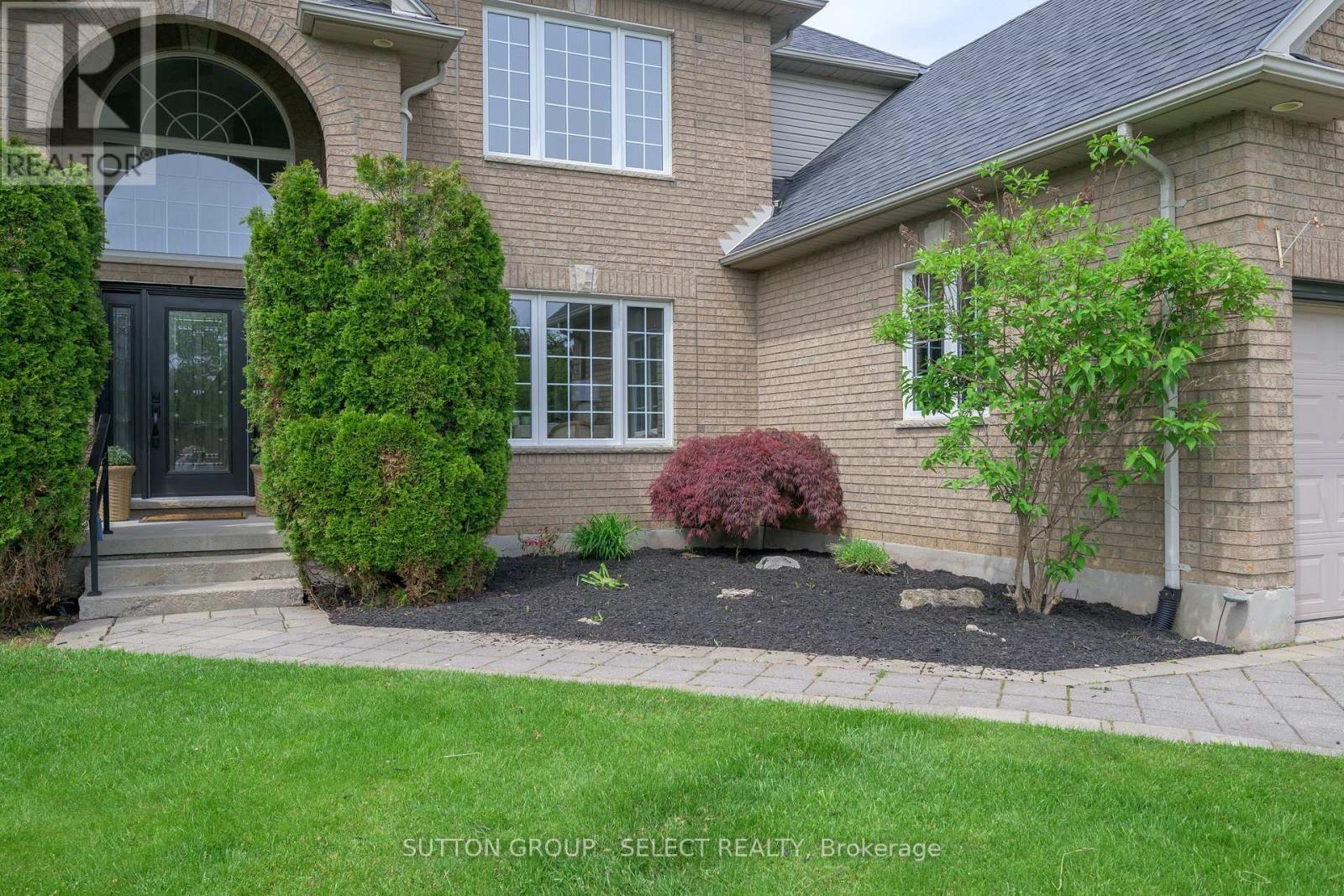 38 Moraine Walk, London North, Ontario  N6G 4Y8 - Photo 2 - X12193463