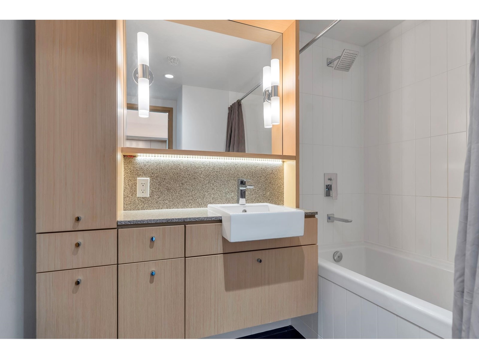 1607 13495 Central Avenue, Surrey, British Columbia  V3T 0K2 - Photo 16 - R3010804