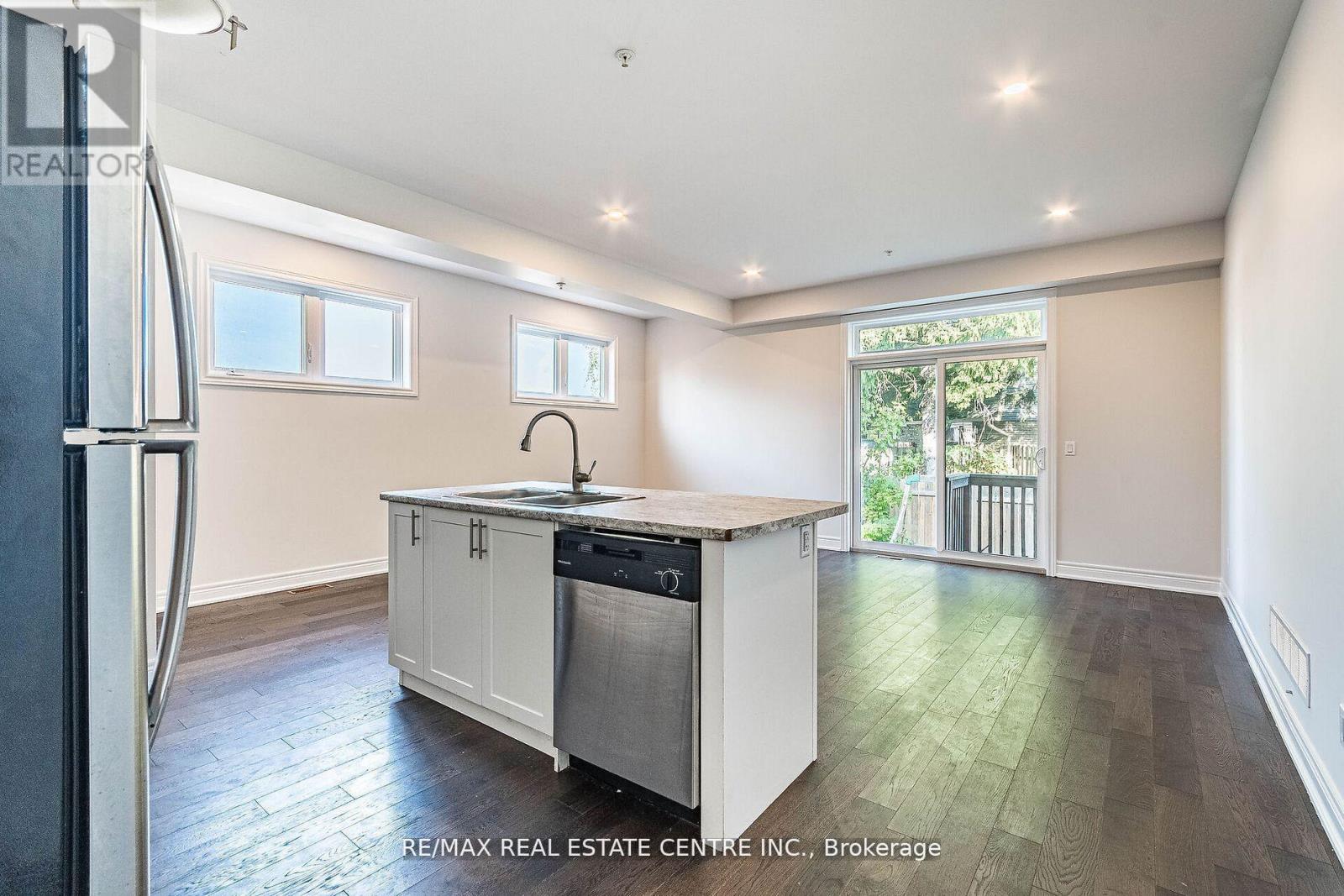 103 Manhattan Court, St. Catharines, Ontario  L2R 0B8 - Photo 10 - X12192934