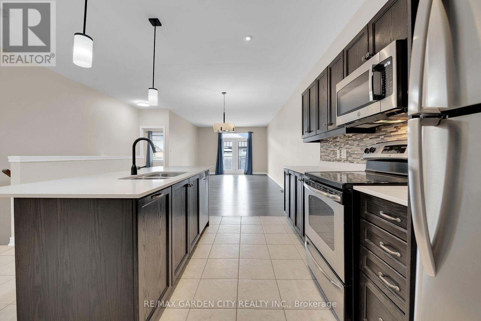 24 Manorwood Drive, West Lincoln (Smithville), Ontario  L0R 2A0 - Photo 8 - X12192846