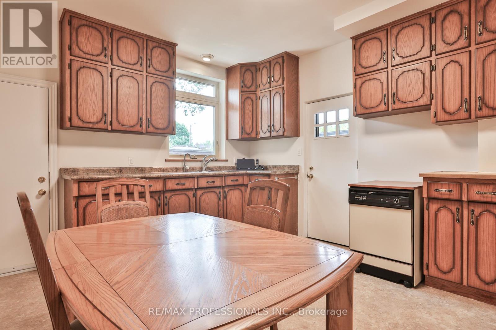 587 Beresford Avenue, Toronto (Runnymede-Bloor West Village), Ontario  M6S 3C2 - Photo 18 - W12193225