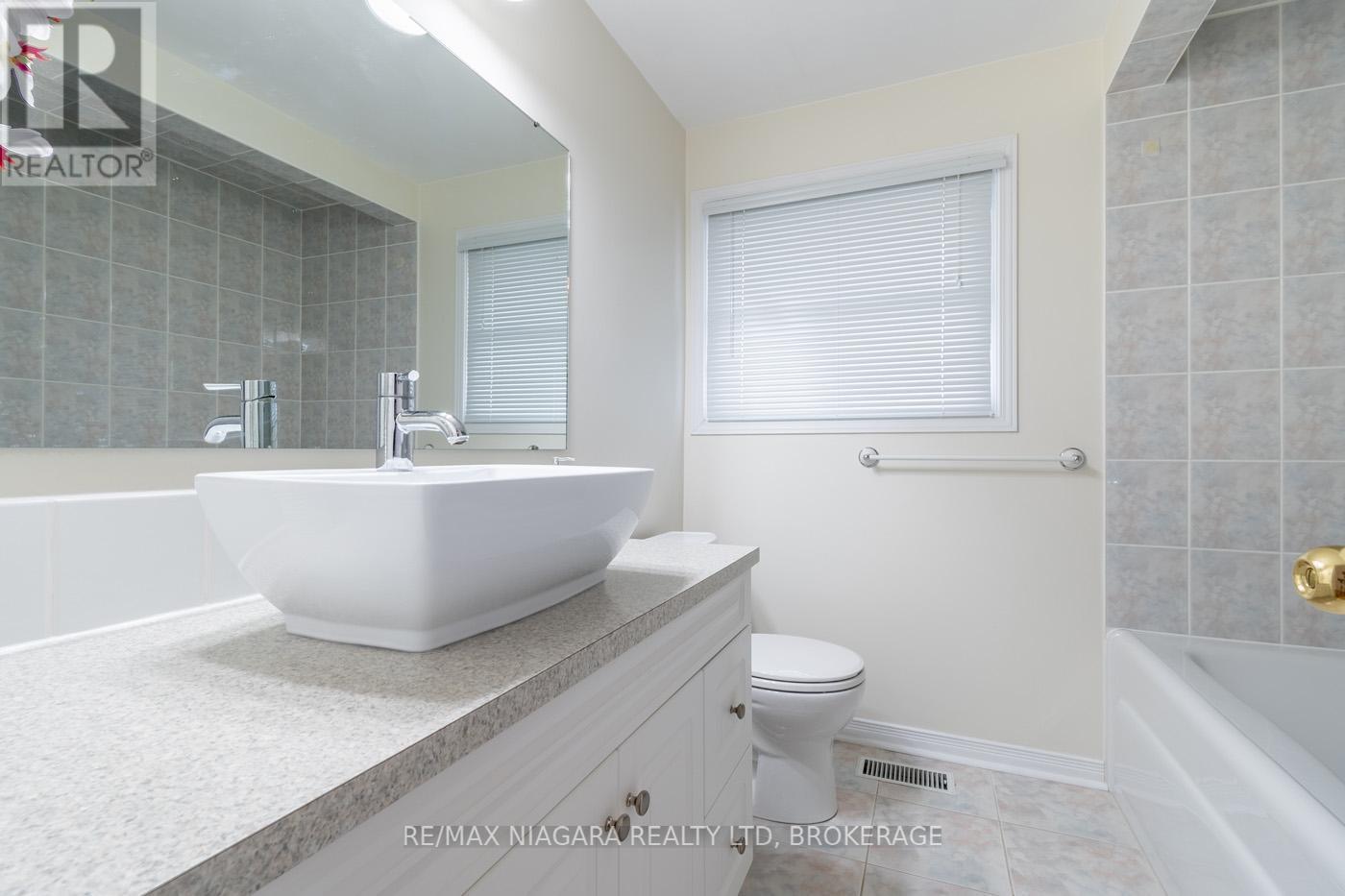 48 Lockview Crescent, St. Catharines, Ontario  L2M 2T3 - Photo 23 - X12193310