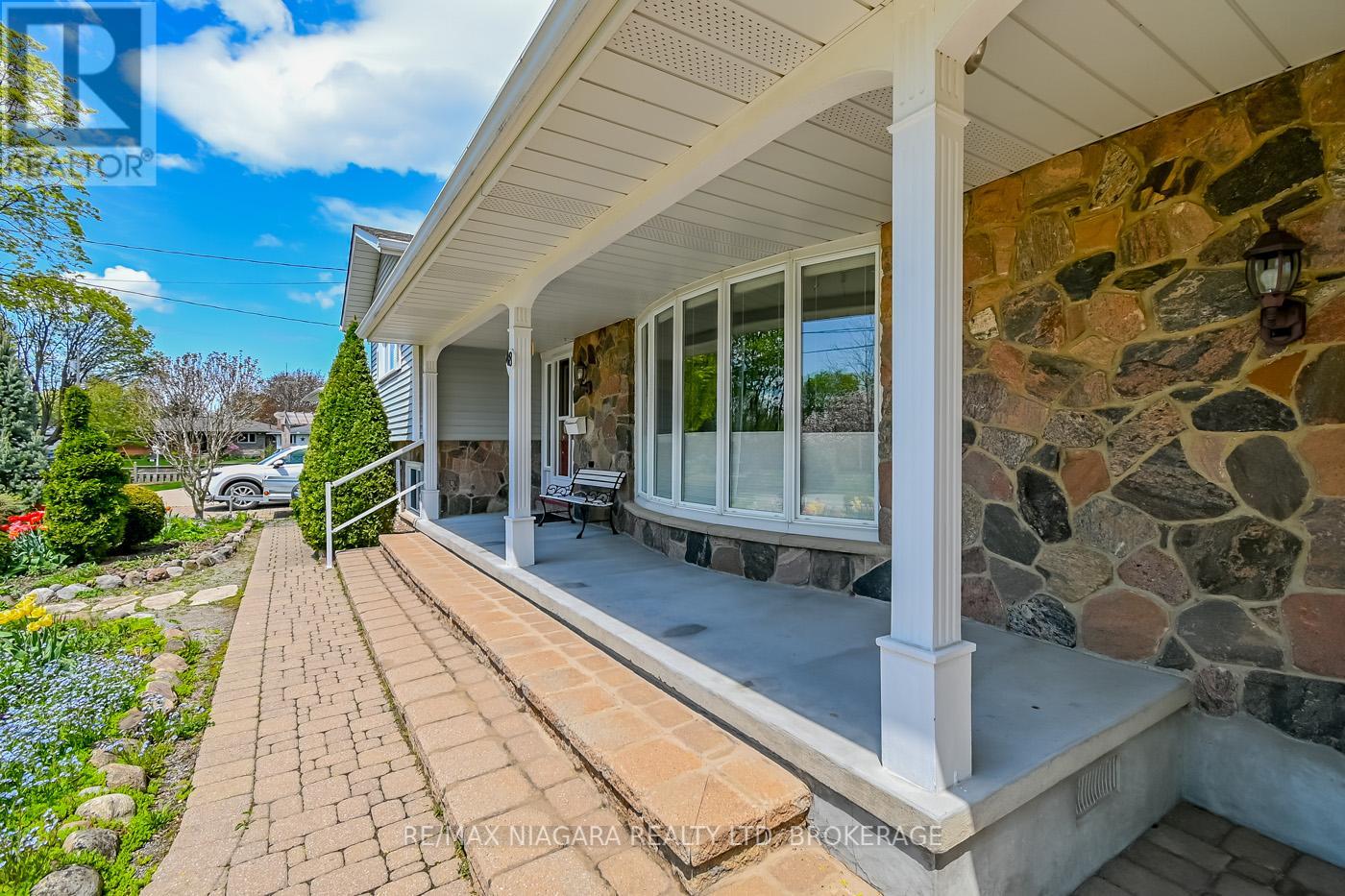 48 Lockview Crescent, St. Catharines, Ontario  L2M 2T3 - Photo 3 - X12193310