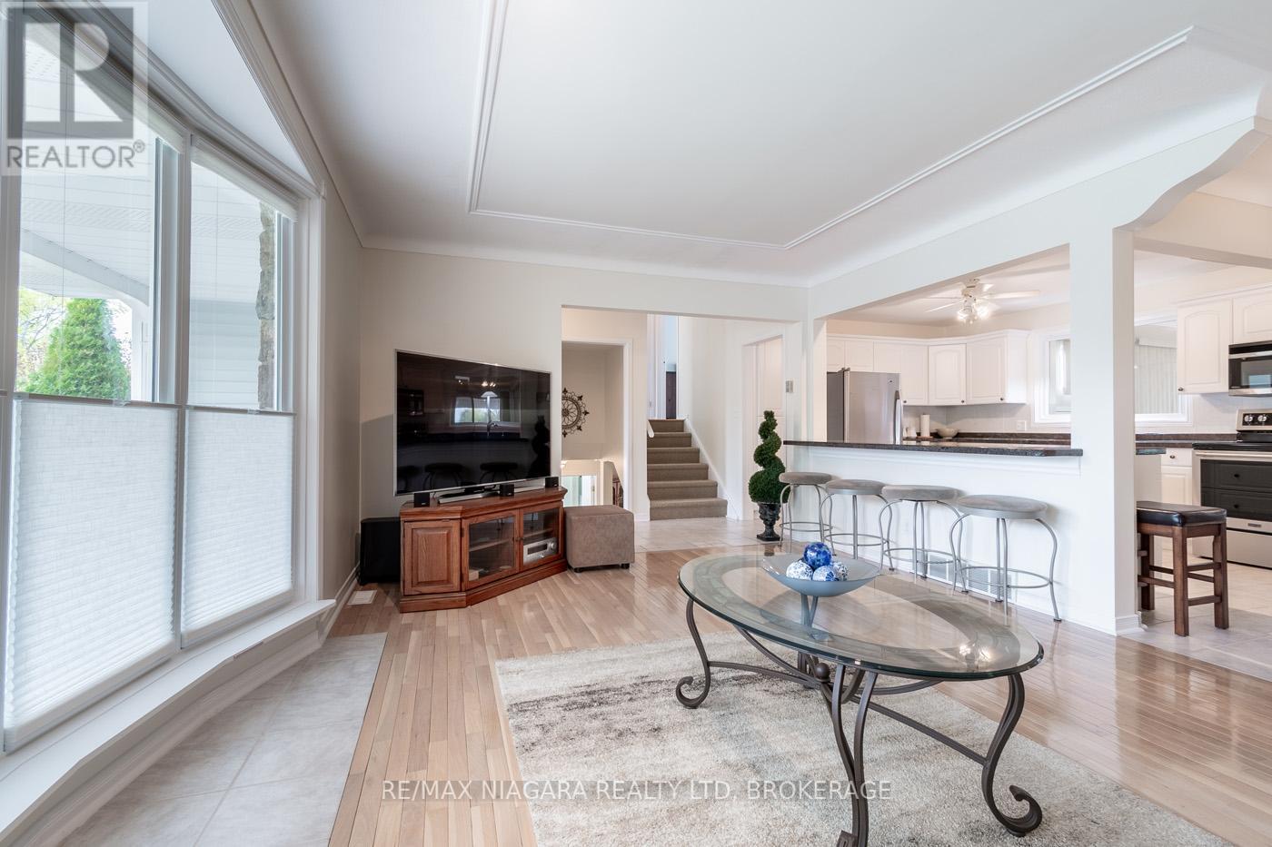48 Lockview Crescent, St. Catharines, Ontario  L2M 2T3 - Photo 8 - X12193310
