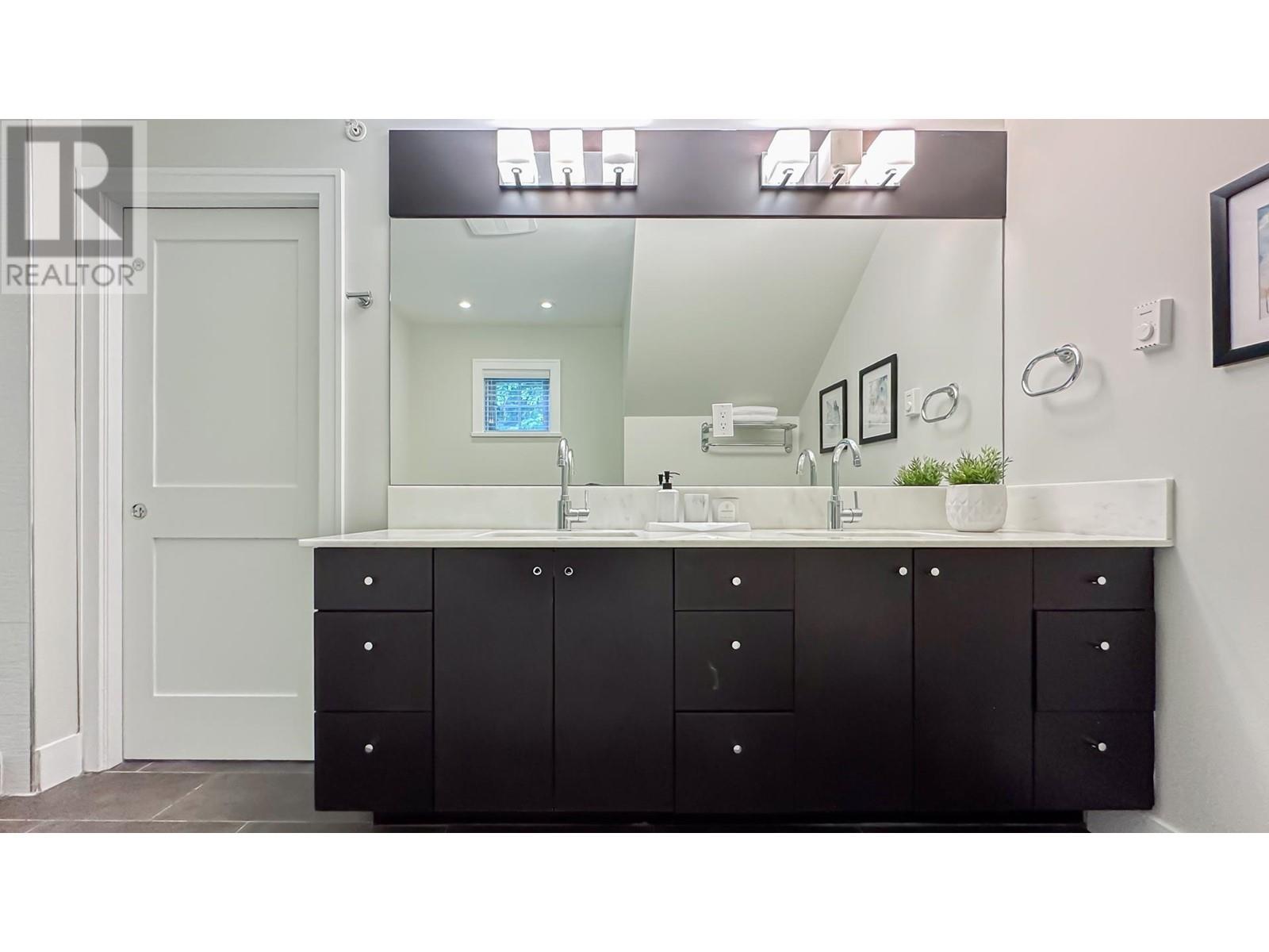 Listing Picture 32 of 36 : 1461 TILNEY MEWS, Vancouver / 溫哥華 - 魯藝地產 Yvonne Lu Group - MLS Medallion Club Member