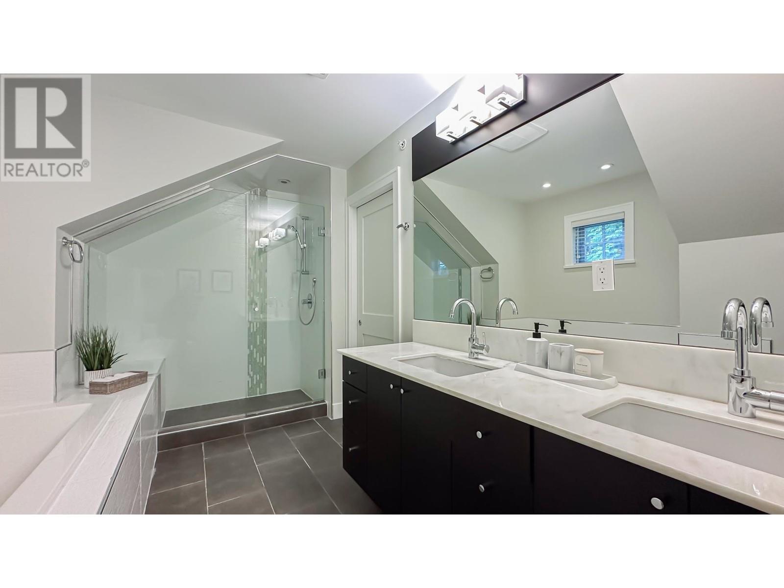 Listing Picture 33 of 36 : 1461 TILNEY MEWS, Vancouver / 溫哥華 - 魯藝地產 Yvonne Lu Group - MLS Medallion Club Member