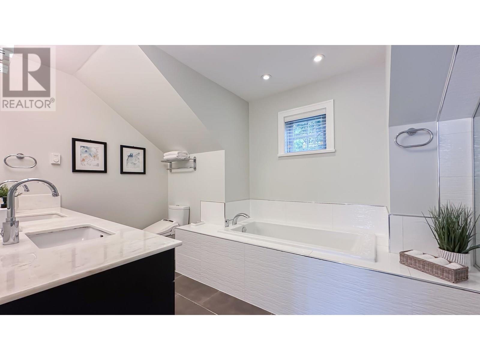 Listing Picture 31 of 36 : 1461 TILNEY MEWS, Vancouver / 溫哥華 - 魯藝地產 Yvonne Lu Group - MLS Medallion Club Member