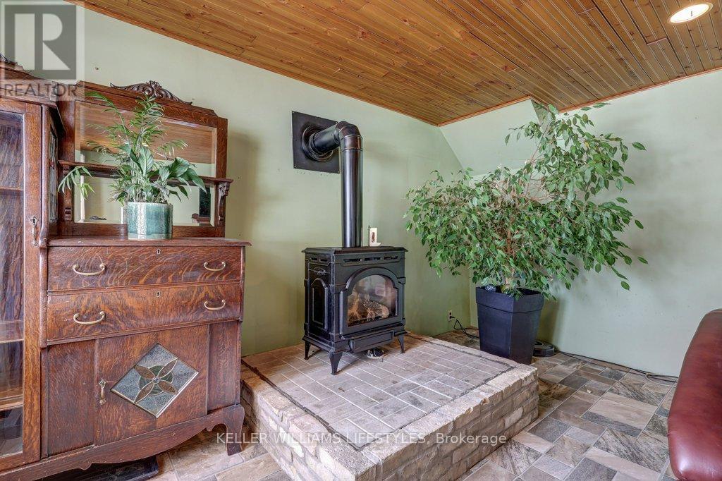 22709 Thames Road, Southwest Middlesex, Ontario  N0L 1A0 - Photo 11 - X12098620