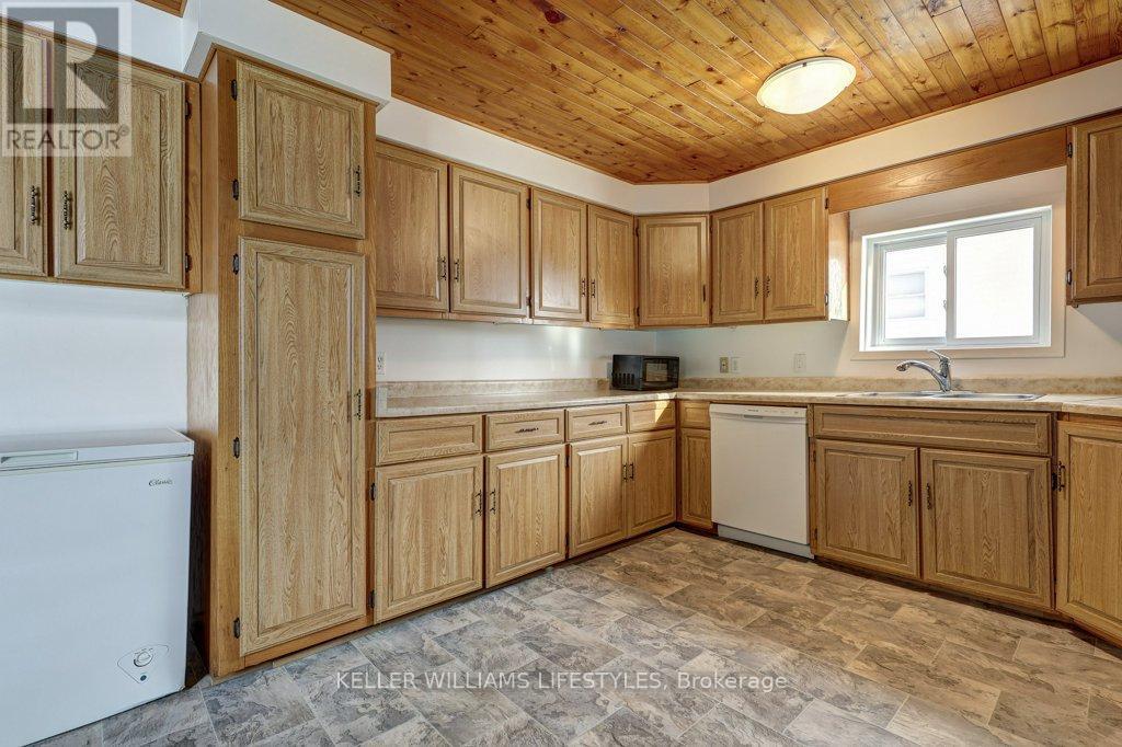 22709 Thames Road, Southwest Middlesex, Ontario  N0L 1A0 - Photo 21 - X12098620