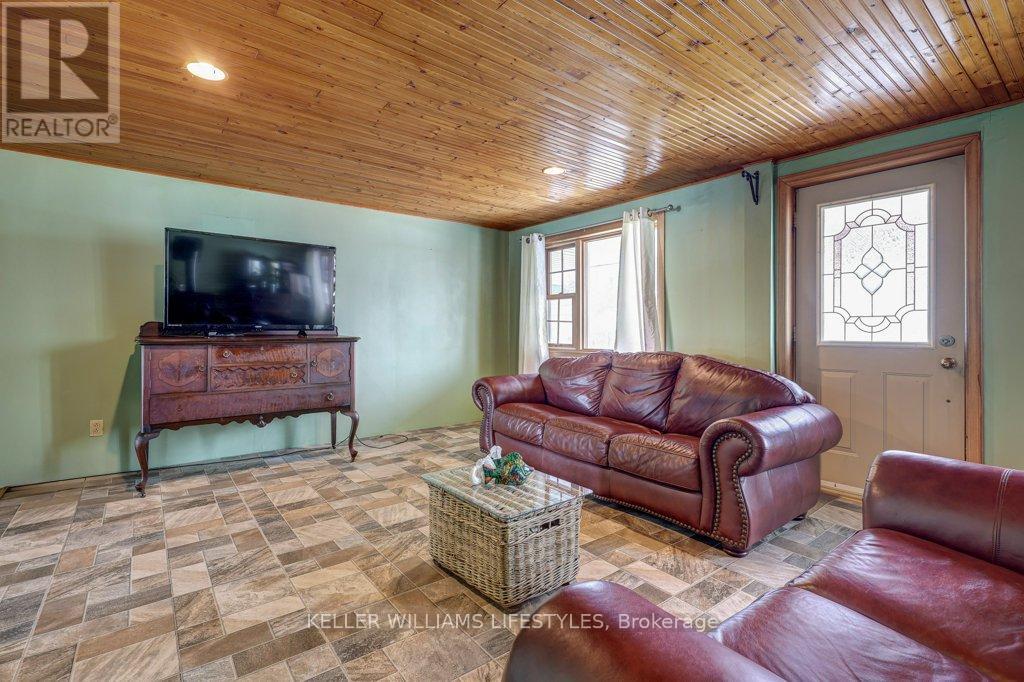 22709 Thames Road, Southwest Middlesex (Appin), Ontario  N0L 1A0 - Photo 9 - X12098620