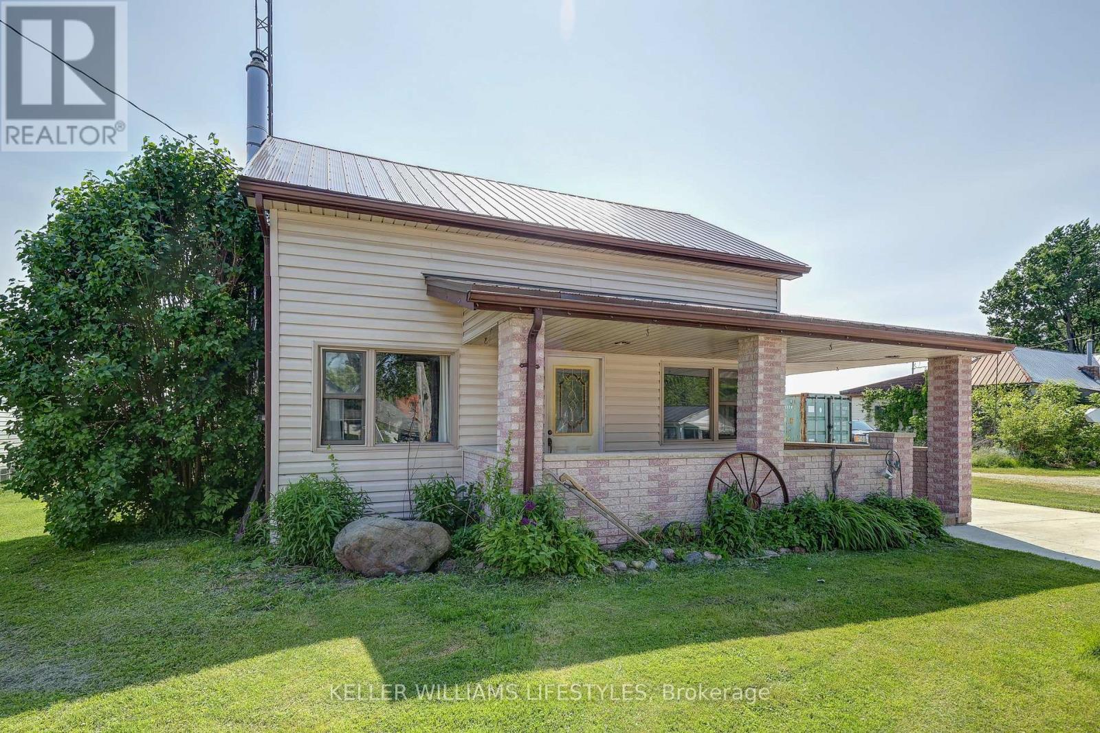 22709 Thames Road, Southwest Middlesex (Appin), Ontario  N0L 1A0 - Photo 4 - X12098620