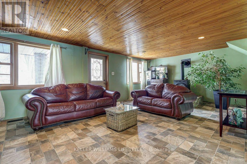 22709 Thames Road, Southwest Middlesex (Appin), Ontario  N0L 1A0 - Photo 8 - X12098620