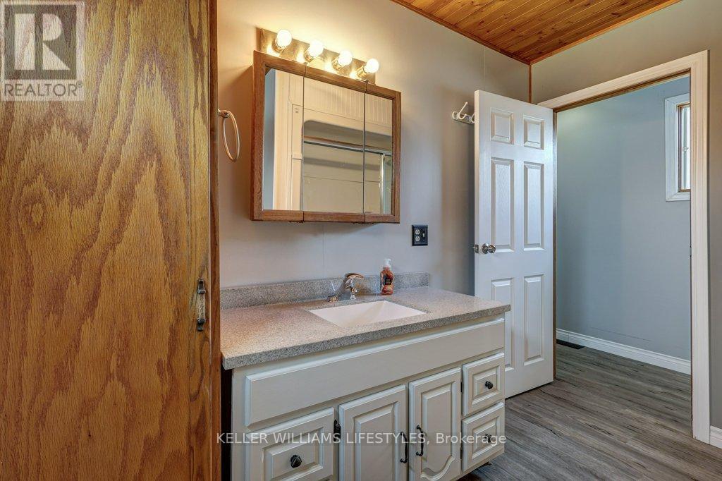 22709 Thames Road, Southwest Middlesex, Ontario  N0L 1A0 - Photo 27 - X12098620