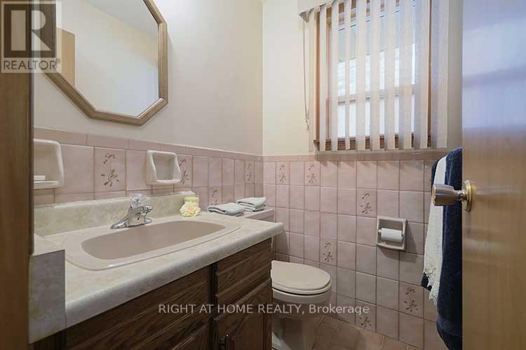 409 Rustic Road, Toronto (Maple Leaf), Ontario  M6L 1W8 - Photo 9 - W12161987