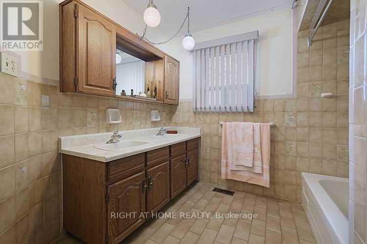 409 Rustic Road, Toronto (Maple Leaf), Ontario  M6L 1W8 - Photo 12 - W12161987