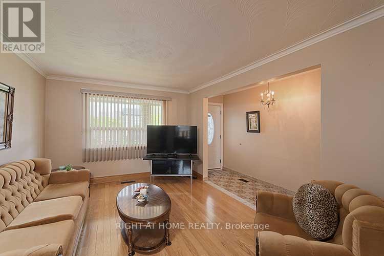 409 Rustic Road, Toronto (Maple Leaf), Ontario  M6L 1W8 - Photo 4 - W12161987